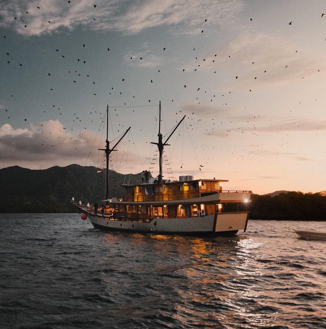 Did you ever watch thousands of flying foxes dancing in the sunset sky while enjoying a delicious drink from the comfort of a beautiful wooden boat? ✨⛵️✨
If not, you might wanna join our next sailing holiday in the wonderful Komodo National Park ⤵️
📆 16 → 20 May 2024 (☀️ 5 days / 4 nights 🌙)
🏷 from IDR 18,000,000 per person (~ USD 1,140)
Get in touch to get onboard! ⤵️
—————————————————
💌 info@piratesbaycruising.com
📲 WhatsApp : +62 821 4500 3903
💻 www.piratesbaycruising.com
—————————————————