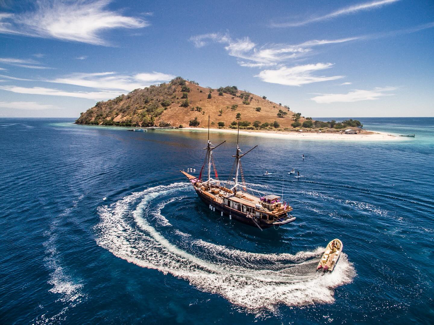 Embark on a breathtaking sailing & diving odyssey from Flores to Sumbawa! Don’t miss this last-minute opportunity :
📆 30 July → 6 August 2024 (7 nights)
📍 from Labuan Bajo (Flores) to Bima (Sumbawa)
🏷 USD 2,200 per person
Get in touch to get onboard! ⤵️
—————————————————
💌 info@piratesbaycruising.com
📲 WhatsApp : +62 821 4500 3903
💻 www.piratesbaycruising.com
—————————————————