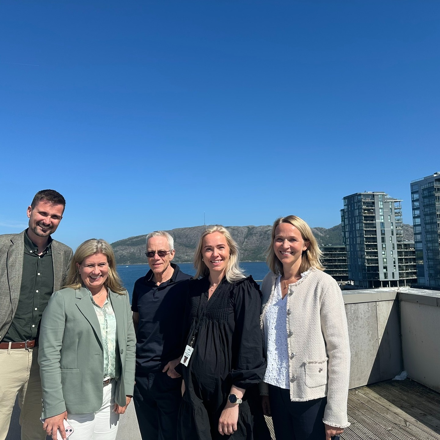 Godt samarbeid starter med å møtes! Derfor samlet vi nylig den nye ledergruppen i Stavanger for å finne enda bedre måter å jobbe sammen på som #oneteam.
Vi ville finne ut hvordan vi i #Techconsult og #AGRConsultancy best mulig kan spille hverandre gode – særlig når det gjelder å koble de rette kandidatene med kundene våre.
Dagen bød på gode diskusjoner, idéutveksling og en fin anledning til å bli bedre kjent – både med hverandres styrker og hvordan vi kan utfylle hverandre i hverdagen.
Vi står støtt i vårt motto: å være bindeleddet mellom dyktige mennesker og krevende jobber. Og det er en rolle vi er stolte av å ha – også nå som en del av AGR Consultancy-familien.
Som resultat av sammenslåingen og større rekrutteringskabal, støtter vi kunder og konsulenter fra kontorene våre i Bergen, Stavanger, Oslo, Asker, og Sandefjord. Ta gjerne kontakt med en av våre rekrutterere for en kaffe og en prat!