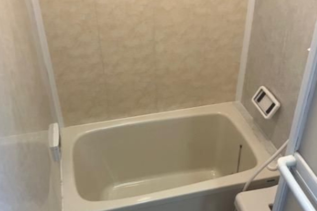 ¥9,980,000 (USD 63,100)
📍 Ukyo Ward, Kyoto City
Airbnb-able house
🚉 10-minute walk from Nishikyogoku Station
(Hankyu Kyoto Line)
🏠 2-story wooden house
🗓 Originally built: May 1968
🔨 Fully renovated: August 2018
📐 Land Area: 33.05 m² (registered)
📐 Building Area: 42.55 m² (registered)
🛣 Road access: North-facing road, approx. 3.8 m wide
🚗 Private road burden: None
✨ Features & Utilities
• City gas
• Public water & sewer
• IH cooktop
• Washlet toilet
• Dimple key security
A beautifully renovated Kyoto home with great access — ideal as a private retreat or for short-term stays when not in personal use.
📩 DM us for details