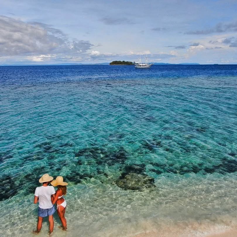 Tag the person you’d love to bring on a desert island…❤️🤍
Contact us to start exploring the 17000 wonderful islands of the Indonesian Archipelago with your loved one!✨🏝⛵️
—————————————————
💌 info@piratesbaycruising.com
📲 WhatsApp : +62 821 4500 3903
💻 www.piratesbaycruising.com
—————————————————