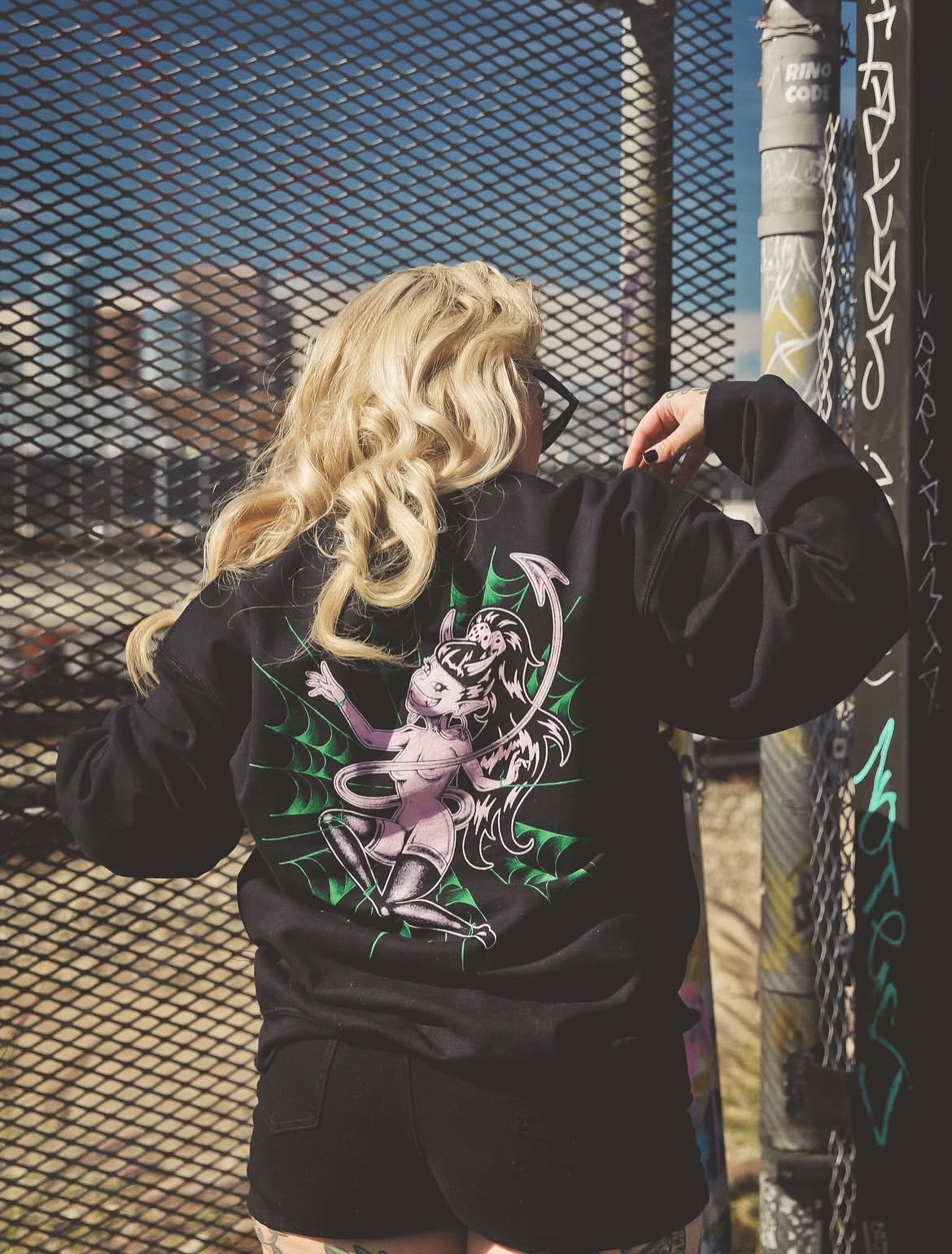 【New Item🇺🇸】Spider Trap Crew Neck Sweat Shirt"非行兄弟"のフロントが映えるクルーネックスウェットが入荷🇺🇸バックにはスパイダーネットにかかったデビルガールが妖艶に微笑む。暖かくなってきたこの春にオススメな1着。SIZE : S~XLCOLOR : GRAY / GREEN / BLACK⬛︎ 営業時間 : 11:00~19:00
⬛︎ 北海道札幌市白石区北郷9条7丁目10-2
⬛︎ 駐車場有
⬛︎ 定休日はInstagram固定投稿にてご確認下さい。#delinquentbros
#デリンクエントブロス
#デリンクエント
#非行兄弟
#札幌