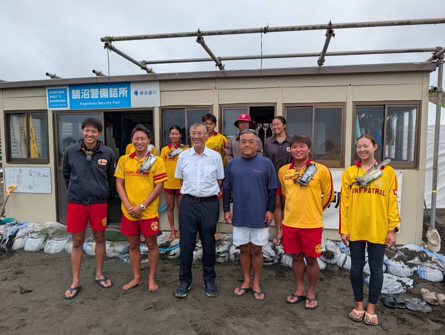 本日、藤沢市長・藤沢市議会議長が海岸へ激励に来てくださいました!
お忙しい中、ありがとうございました。
今年の夏のパトロールも残り2日。
最後まで気を抜かず、海を訪れる皆さまが安全に楽しめるよう活動していきます🌊
残り2日、頑張ります!
#ライフセーバー #LIFESAVER #海の安全 #湘南 #江ノ島